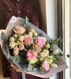 Букет "Зефирное настроение" из ранункулюса, роз и тюльпан