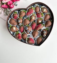 Клубничный бокс «Chocolate» клубника в шоколаде и свежая голубика