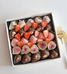 Клубничный бокс "Лейла" из клубники в молочном, белом и розовом шоколаде с нарезкой