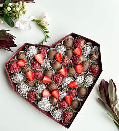 Клубничный бокс "Сердце 2.0" клубника в молочном шоколаде с ягодной нарезкой