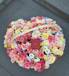 Букет "Портофино" композиция из роз и лизиантусов в корзине