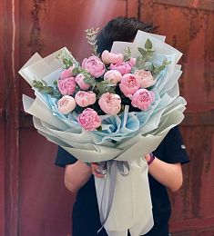 15 пионов с эвкалиптом