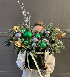 Букет "Делайла" из нобилиса и игрушек в коробке