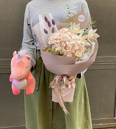 Букет "Ванда" из гортензий и орхидей + игрушка в подарок!
