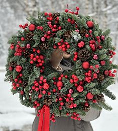 Венок "Evergreen" L из нобилиса, шариков, шишке  ягод