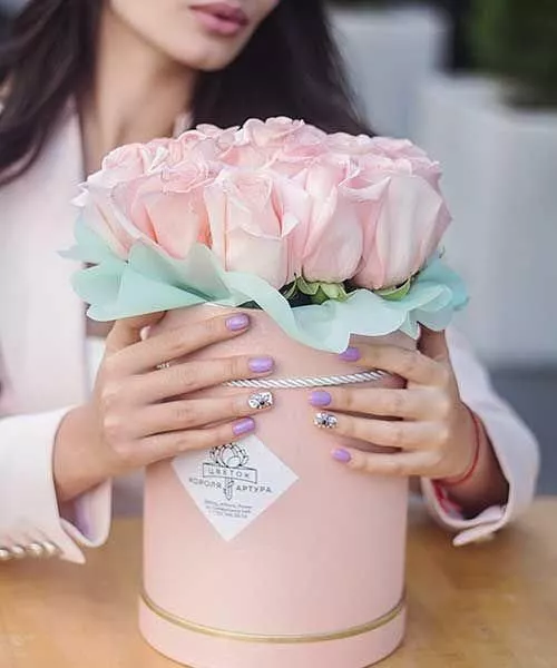 Шляпная коробка с розовыми голландскими розами