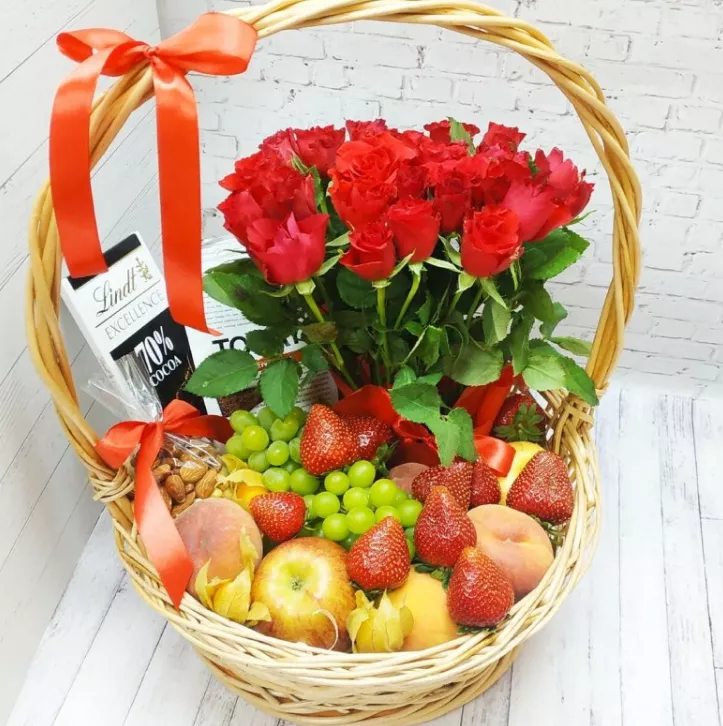 Корзины с фруктами и цветами "Регина"
